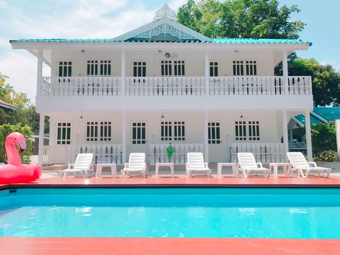 Chambre Lit Queen-Size - Vue sur Piscine
